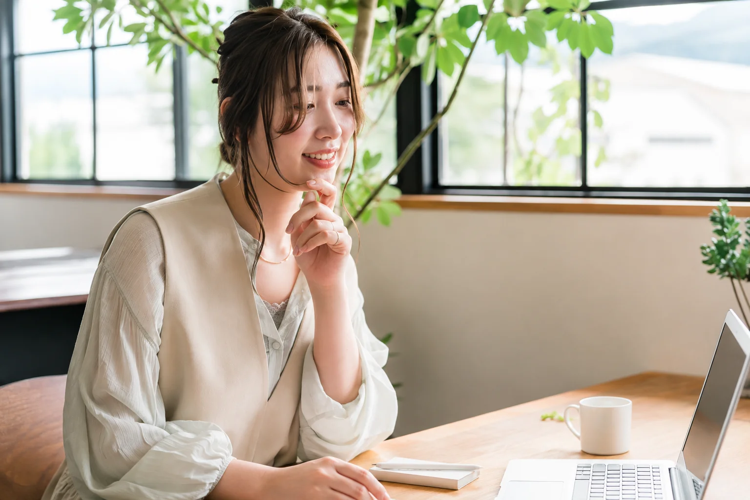 パソコンに向かって学習する女性