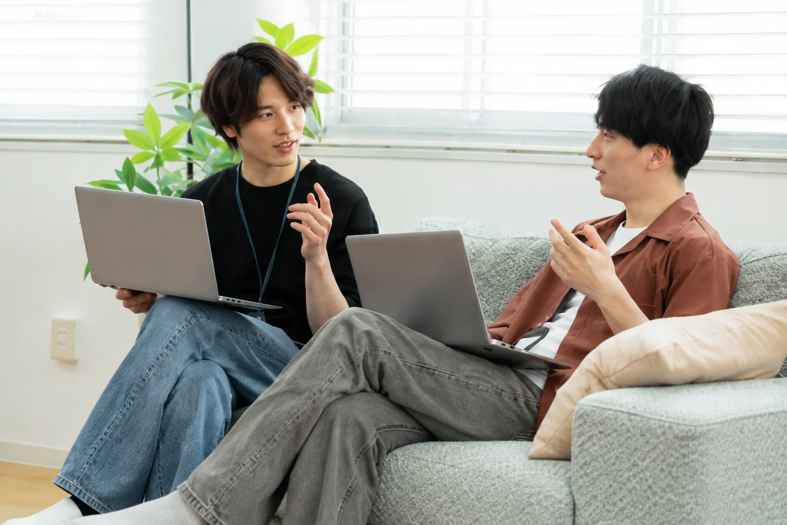 パソコンを開き、学びを共有する二人